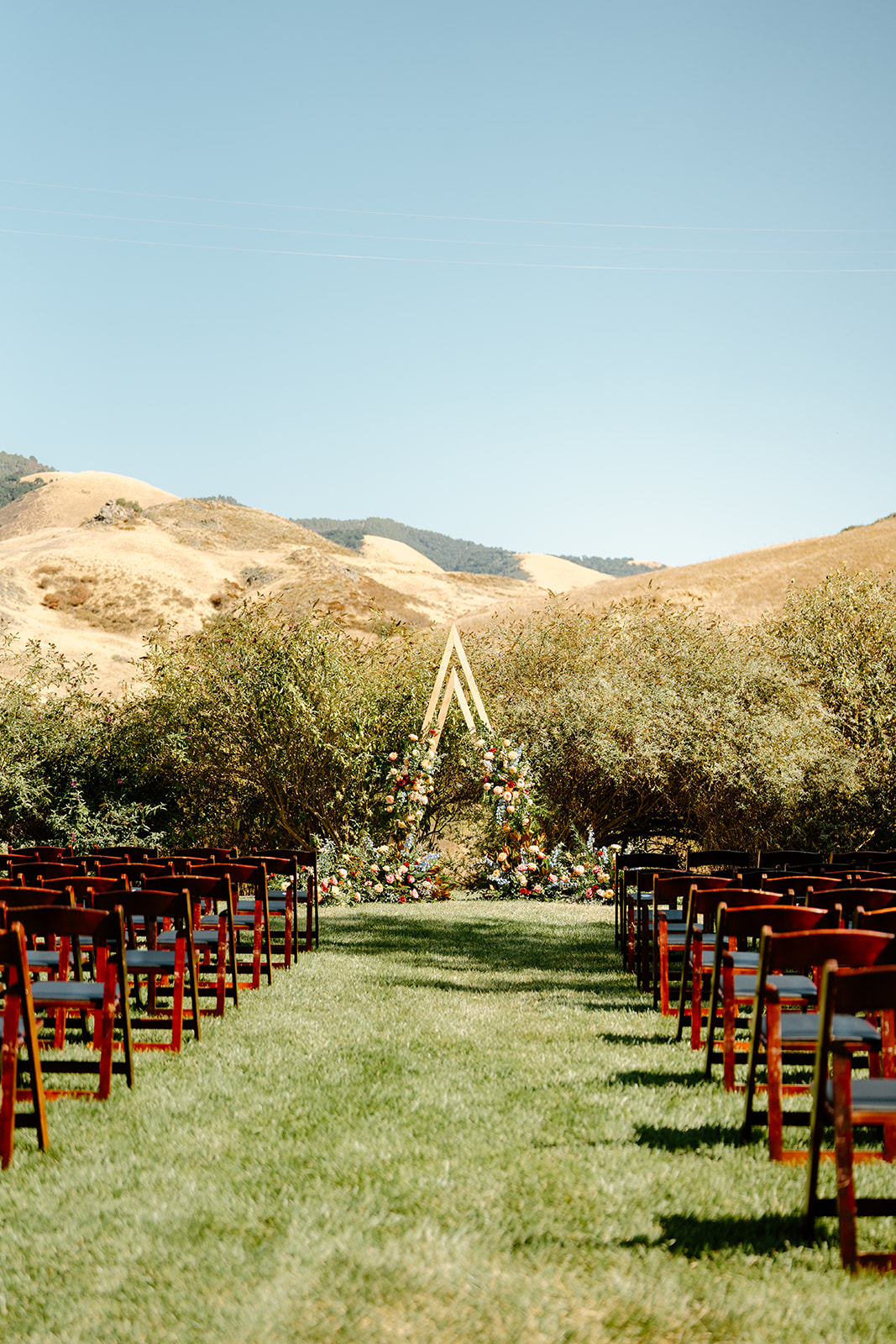 Wedding arch and florals at Higuera Ranch, San Luis Obispo CA, photography by Cobblestone