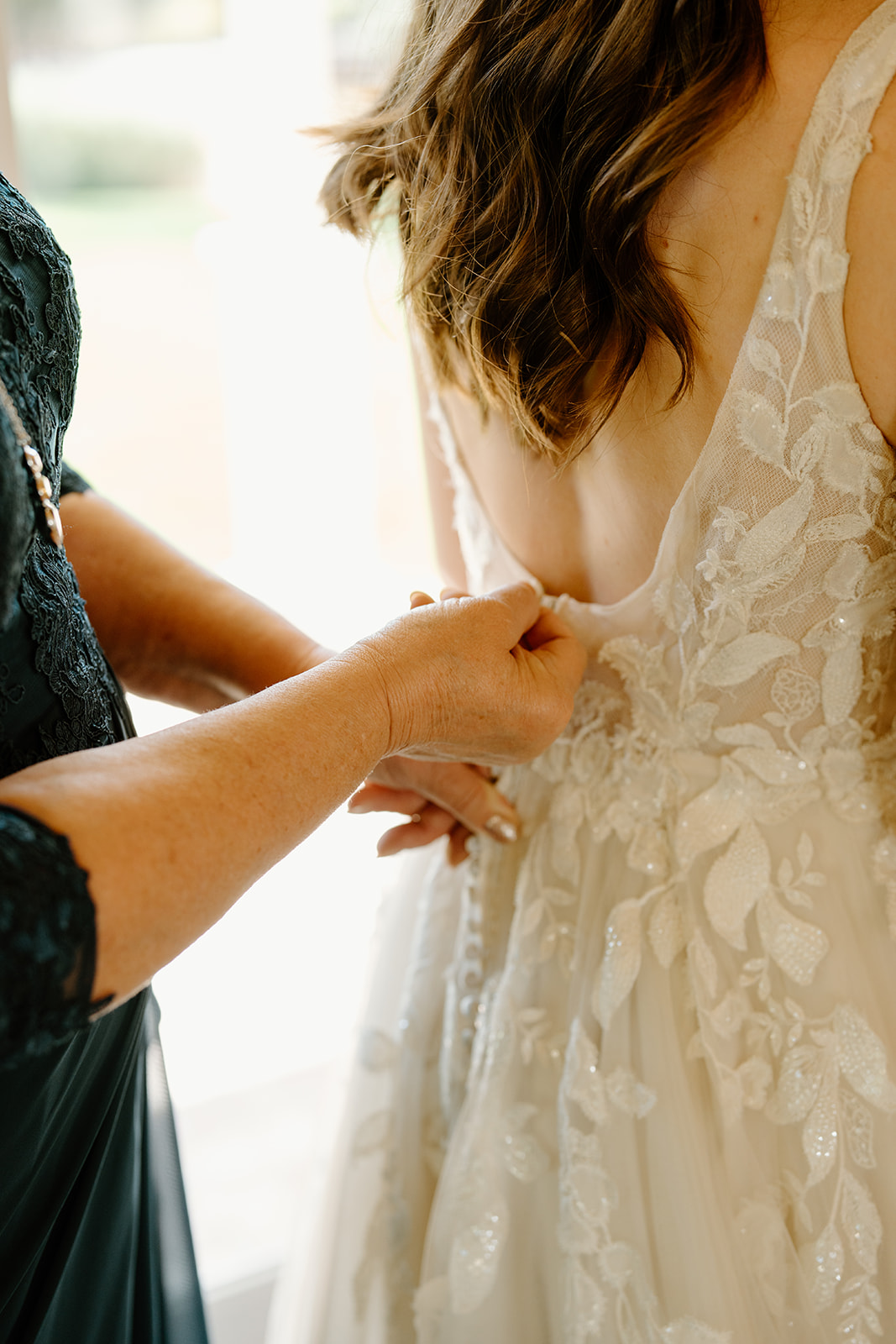 Mother of the bride zips up dress at Higuera Ranch, San Luis Obispo CA, photography by Cobblestone