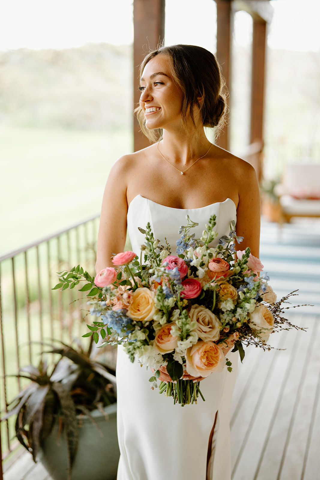 bride gets ready for wedding in San Luis Obispo CA, photography by Cobblestone
