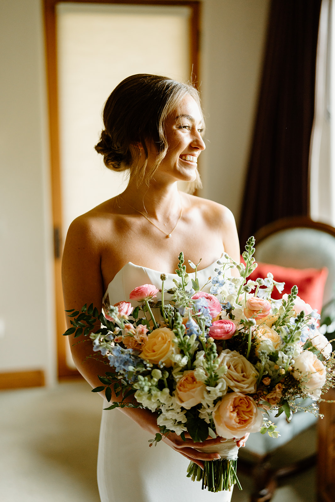 bride gets ready for wedding in San Luis Obispo CA, photography by Cobblestone