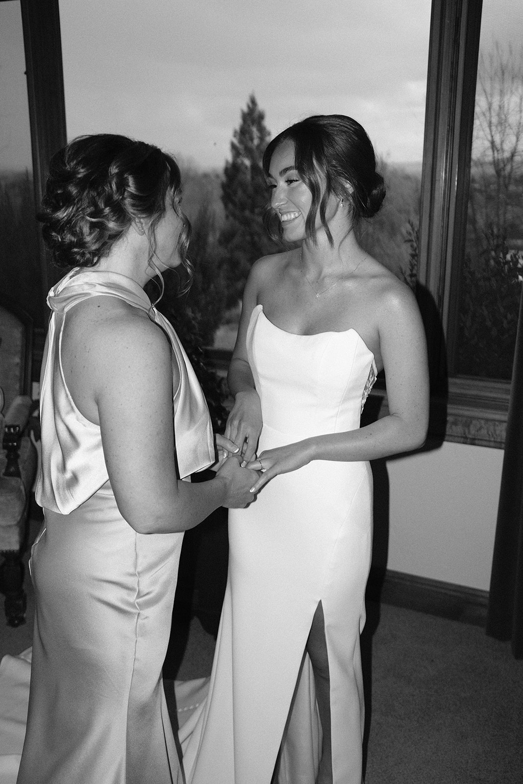 bridesmaids get ready for wedding in San Luis Obispo CA, photography by Cobblestone